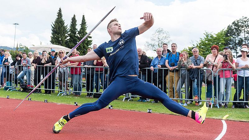 Johannes Vetter throwing a barrier with an audience in the background.