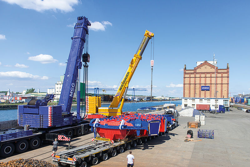 Loading a heavyweight cutting wheel segment onto a transport vessel in the Port of Kehl, Germany
