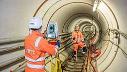 Zwei VMT-Mitarbeiter beim Monitoring in einer Tunnelröhre