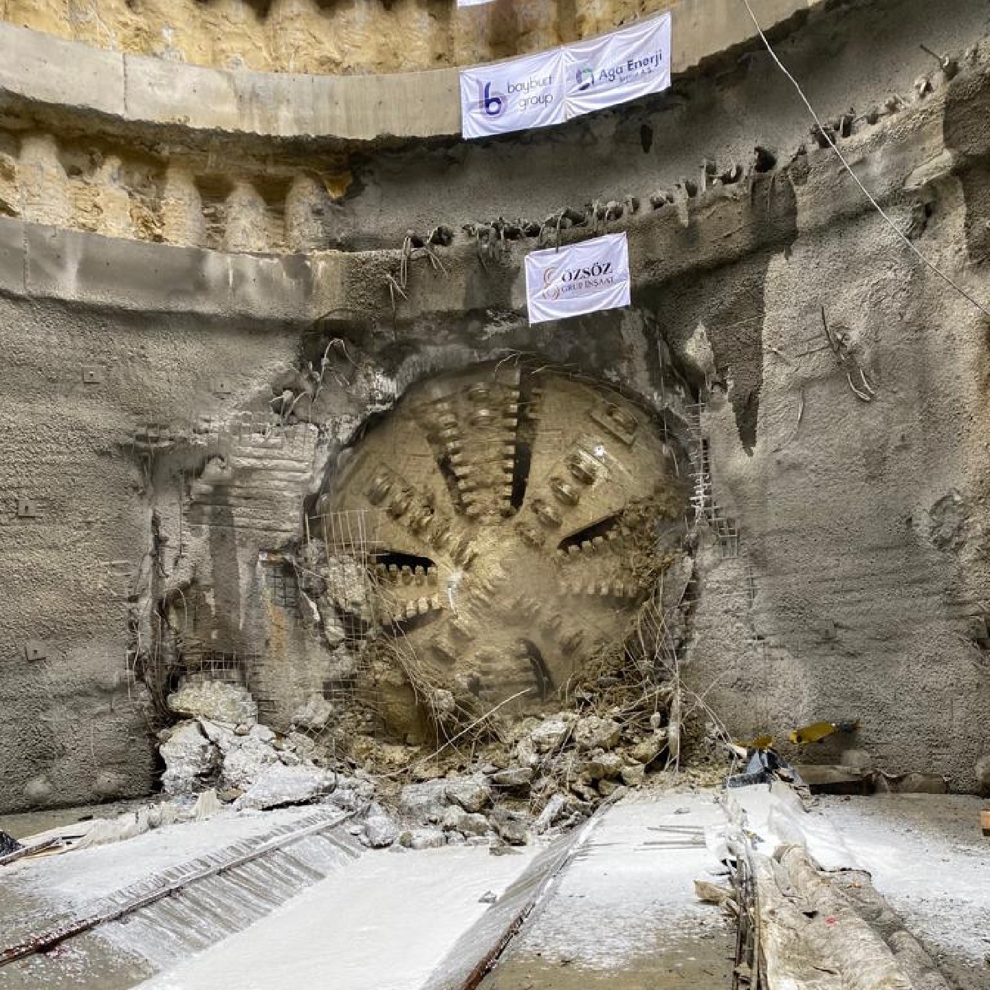 A great success for Aga Enerji Nakliyat Madencilik Insaat Sanayi Ticaret A.S., who recently completed a 6.67km and a 6.61km long tunnel as part of the Istanbul Metro Project in Türkyie. 

Two Herrenknecht EPB shields with a diameter of 6.57m have been us